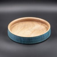 Plat en platane teinté bleu