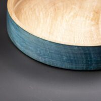 Plat en platane teinté bleu