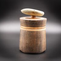 Boite en noyer avec insertion d'un galet en guise de bouton - Pièce unique