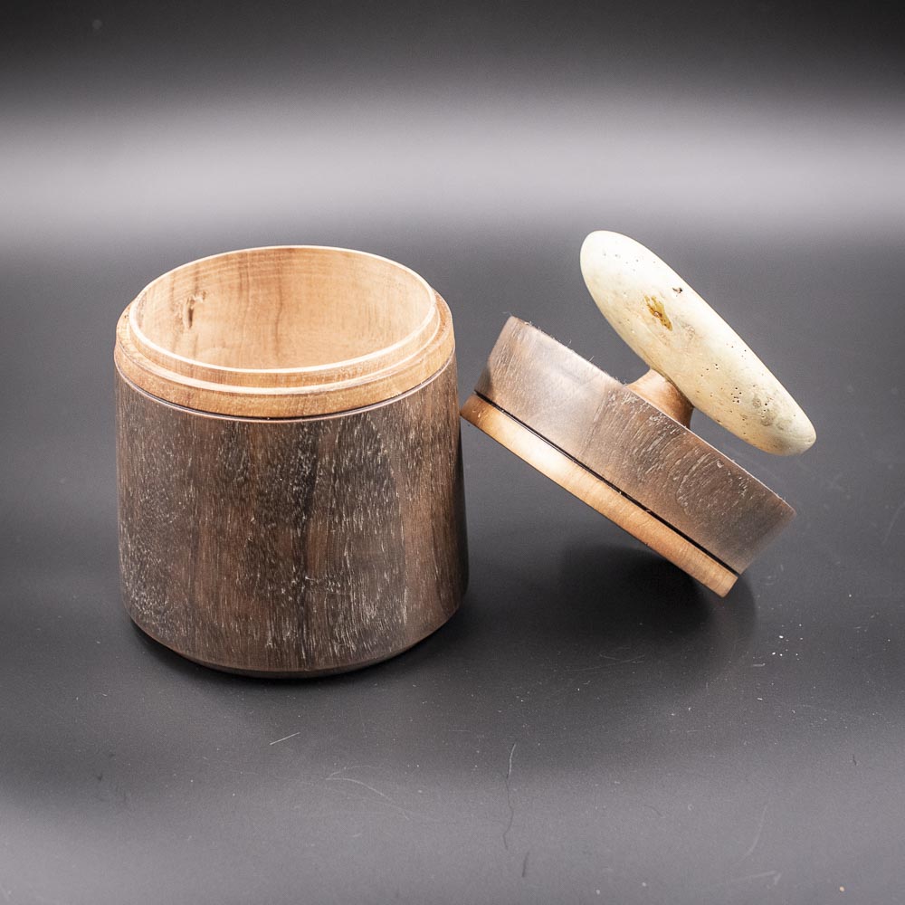 Boite en noyer avec insertion d'un galet en guise de bouton - Pièce unique