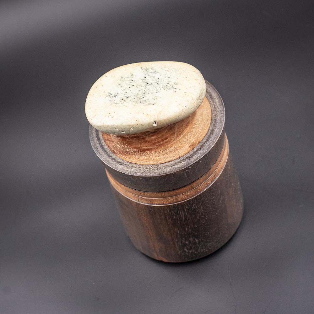 Boite en noyer avec insertion d'un galet en guise de bouton - Pièce unique