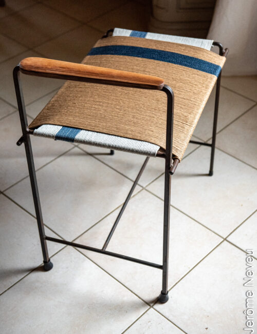 Tabouret accoudoir noyer
